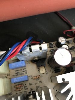 Naprawa płytki sterującej laminatora z przepalonymi miejscami