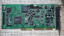 Zbliżenie zielonej karty rozszerzeń Creative do PC z licznymi układami i złączami na śledziu.