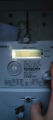 Wyświetlacz licznika energii z odczytem 15.70 i 00000 kW.