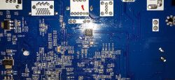 Niebieska płytka drukowana z wieloma komponentami elektronicznymi.