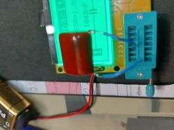Pomiar kondensatora z wykorzystaniem miernika elektronicznego.