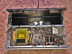 Wnętrze wzmacniacza audio Blaupunkt Mainamplifier MA-240 [1979/1980?]