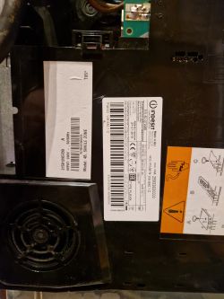 Widok wnętrza płyty indukcyjnej Indesit z etykietami technicznymi.