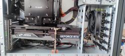 Karta graficzna MSI GeForce RTX zamontowana w komputerze z własnoręcznie wykonanym wspornikiem.