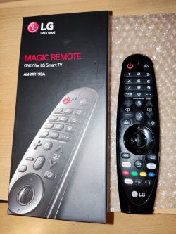 Nowy pilot LG AN-MR19BA obok jego opakowania.