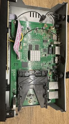 Wnętrze dekodera Octagon SF8008 z widoczną płytą główną i elementami elektronicznymi.