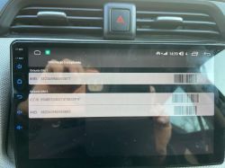 Informacje o kartach SIM na radiu samochodowym Android 9 Ekran radia samochodowego z Androidem 9 pokazujący informacje o kartach SIM.