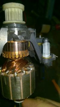 Silnik komutatorowy AC w robocie kuchennym.