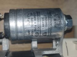 Zbliżenie na cylindryczny kondensator z nadrukiem parametrów i oznaczeniem HAOYE