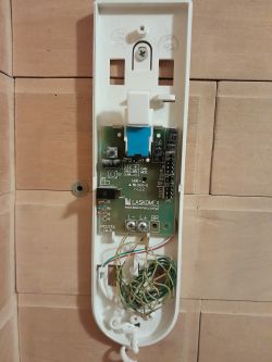 Otwarty unifon systemu Laskomex z widoczną płytką elektroniczną i przewodami.