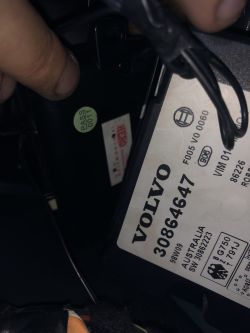 Volvo V40 98r - jak wyłączyć alarm po podłączeniu nowego akumulatora?