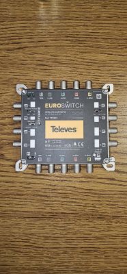 Multiswitch satelitarny Televes 5x8 na drewnianej powierzchni