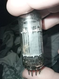 Lampa elektronowa trzymana w ręce, widoczna bańka szklana i wewnętrzna struktura.
