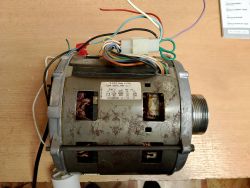 Silnik elektryczny jednofazowy z widocznymi przewodami i tabliczką znamionową.