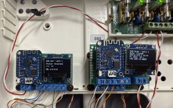 Dwa moduły Wemos D1 z wyświetlaczami OLED zamontowane w skrzynce instalacyjnej