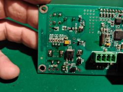 Zbliżenie płytki PCB z komponentami elektronicznymi i oznaczeniem EMTRON 457P 2.0