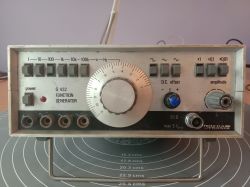 Generator funkcyjny G432 z pokrętłami, przyciskami i złączami na panelu przednim