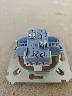 Connecting Double & Single Staircase Switches: Corridor & Outdoor Lighting Solution