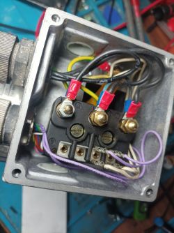 Złącza elektryczne serwosilnika Georgii Kobold KSY 464.45-2.