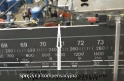 Panel strojenia z widoczną sprężyną kompensacyjną przy radiu.