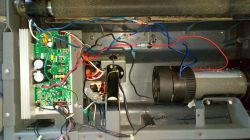 Bieżnia wyzwala bezpiecznik przy starcie.