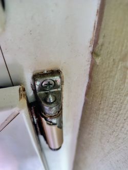 Jak zdjąć skrzydło starego okna PCV z nietypowych zawiasów górnych i dolnych?