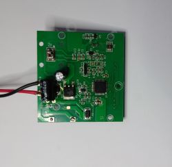 Zielona płytka PCB z elementami SMD, mikrokontrolerem i złączem oznaczonym J1