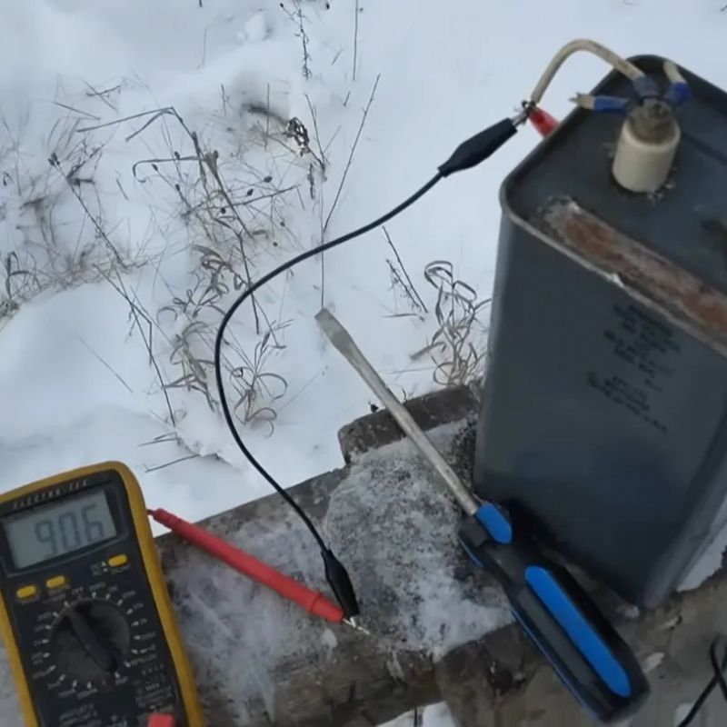 Zbieranie energii elektrycznej z otoczenia linii przesyłowych WN za pomocą płotów