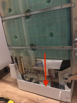 Jak zdemontować obudowę zawiasu w zmywarce Bosch SVR45T13EU?