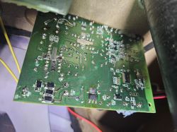 Zbliżenie na płytkę PCB w obudowie głośnika TRACER, z widocznymi lutami i podzespołami.