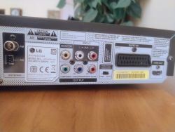 Tylna część odtwarzacza DVD LG z różnymi gniazdami połączeniowymi.