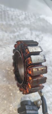 Stator z ukruszonymi końcówkami przy dwóch cewkach.