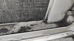 Zbliżenie na zabrudzoną i wilgotną część suszarki Electrolux PerfectCare 900.