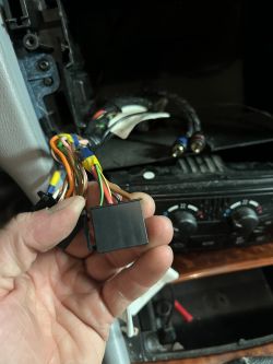 Podłączenie wzmacniacza samochodowego. Witam pod który kablem podbijać kabel wz