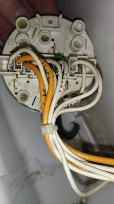 Zdjęcie hydrostatu z podłączonymi przewodami w pralce.