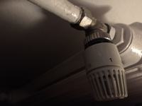 Regulacja termostatu grzejnika i zdjęcie głowicy danfoss.