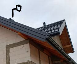 Widok na dach domu z zaznaczeniem lokalizacji anteny.