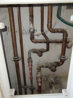 Widok rury instalacji z zaworami w starym systemie pieca gazowego.