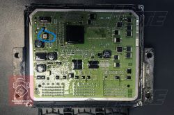 Widok wnętrza sterownika ECU DCM3.5 z zaznaczonym czujnikiem.