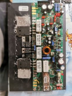 Obwód elektroniczny z uszkodzonymi tranzystorami.