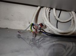 Połączenia przewodów elektrycznych pod meblami z użyciem szybkozłączek Wago.