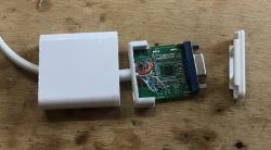 Wnętrze trzech różnych przejściówek Mini Display Port na VGA Wnętrze trzech różnych przejściówek Mini Display Port na VGA