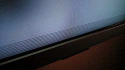Na ekranie telewizora widać poziome czarne paski