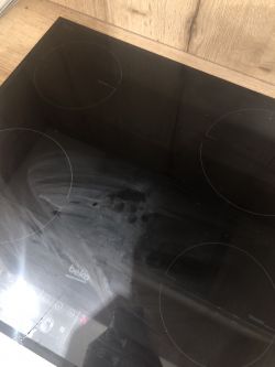 Indukcja Beko HII64205 - pęknięte szkło, możliwość zabezpieczenia, ryzyko zwarcia