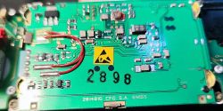 Płytka drukowana z nadrukiem „201401G CFG S.A. SWISS” i elementami elektronicznymi