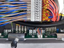 Panel elektroniczny z kolorowymi przewodami i złączami.