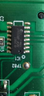 Układ scalony NEW BRIGHT 1720B-2 na zielonej płytce PCB z oznaczeniem IC1