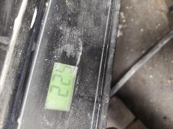 Wyświetlacz cyfrowy na zabrudzonej obudowie agregatu malarskiego pokazujący wartość 22.5.