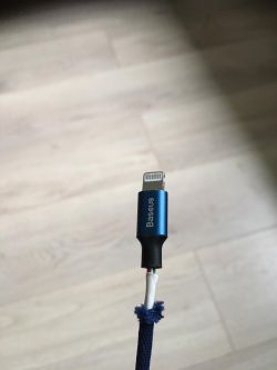 Uszkodzony przewód Baseus z odsłoniętymi kablami