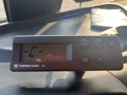 Panel sterowania Thermo King V600 Max z nieaktywnym ekranem pokazującym tylko -C-